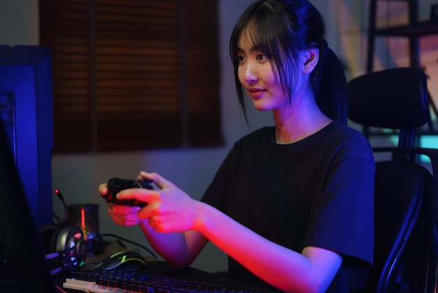 Giocatore di cyber hacker femminile che utilizza il joystick del controller per giocare o eseguire lo streaming di giochi sul computer