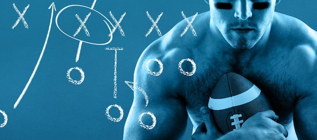 Giocatore di football americano a torso nudo con palla su sfondo blu