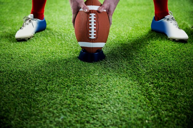 Giocatore di football americano che prepara per un calcio di rimbalzo