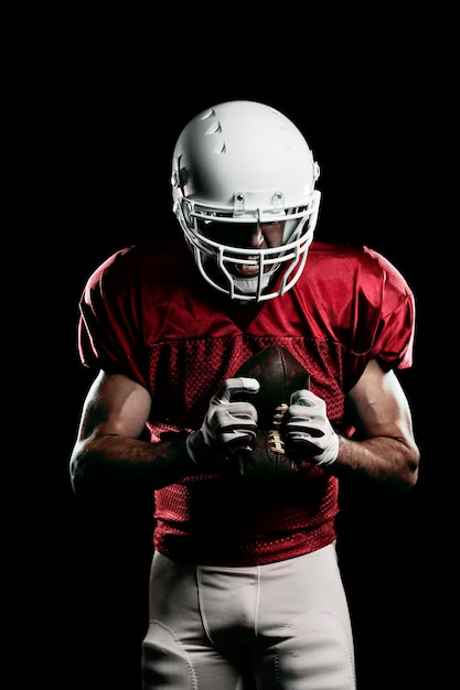 Giocatore di football americano con il numero su un'uniforme rossa