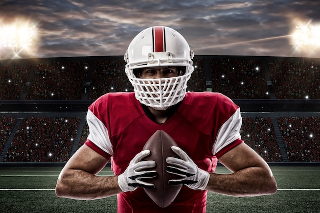 Giocatore di football americano con un'uniforme rossa su uno stadio.