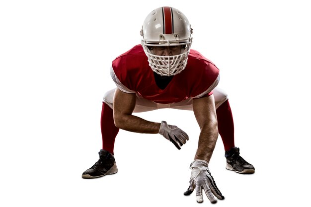 Giocatore di football americano con una divisa rossa sulla scrimmage line, su fondo bianco