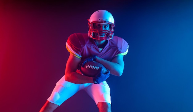 Giocatore di football americano Scarica foto ad alta risoluzione per il design sportivo Banner orizzontale in colori al neon Mockup per la pubblicità delle scommesse