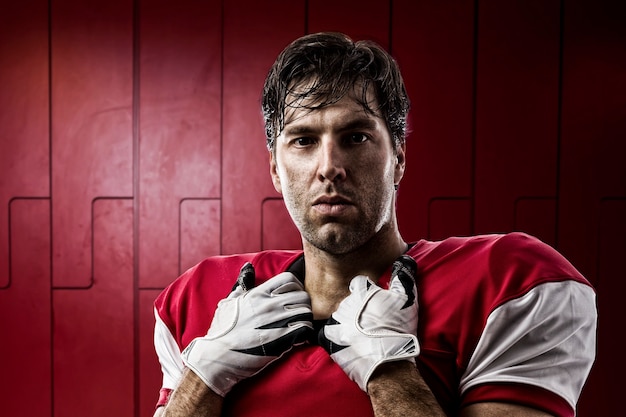 Giocatore di football con una divisa rossa su un armadietto.