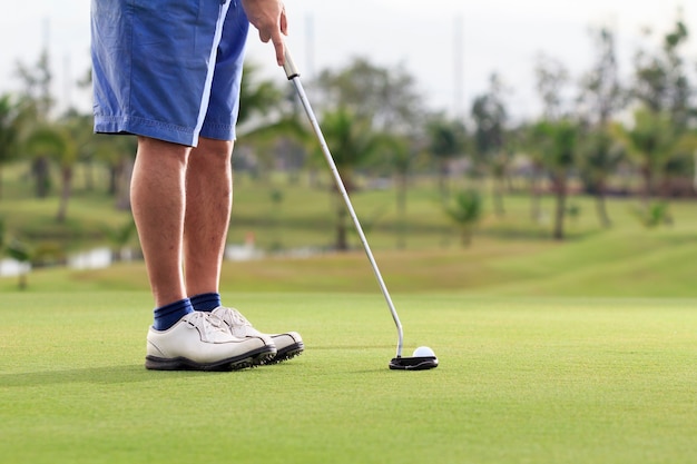 Giocatore di golf che mette sul green