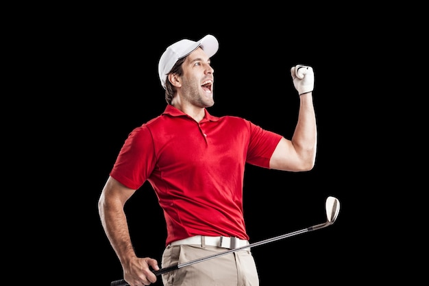 Giocatore di golf in una camicia rossa che celebra, su uno sfondo nero.