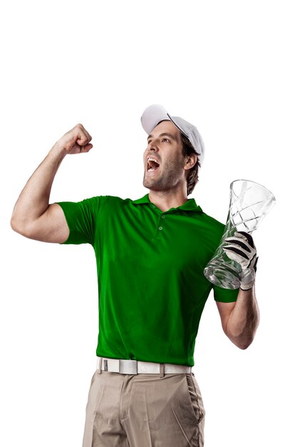Giocatore di golf in una camicia verde che celebra con un trofeo di vetro nelle sue mani, su uno sfondo bianco.
