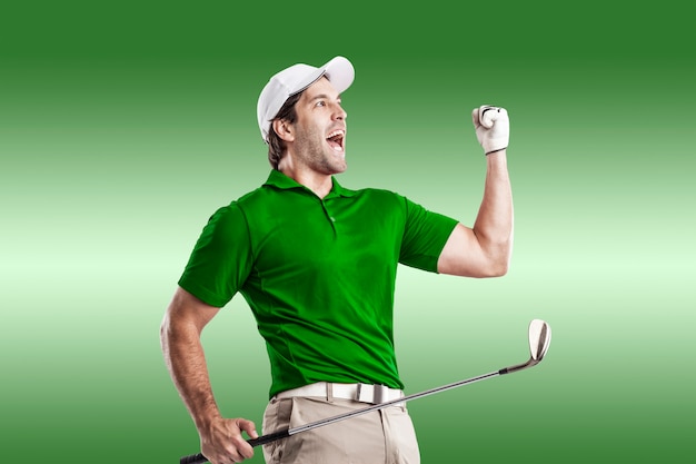 Giocatore di golf in una camicia verde che celebra, su uno sfondo verde.