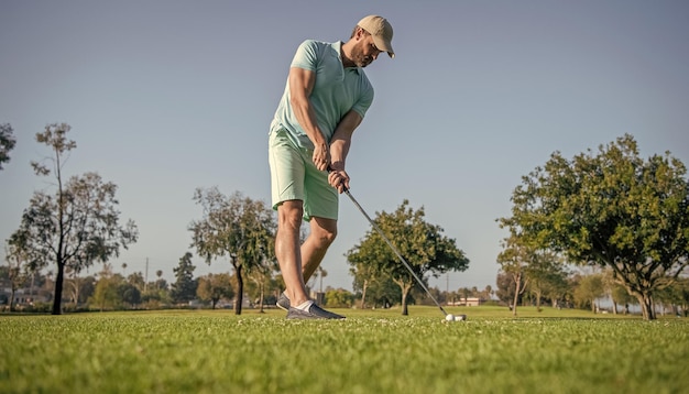 Giocatore di golf maschio all'aperto di sport professionistico sul campo da golf professionale