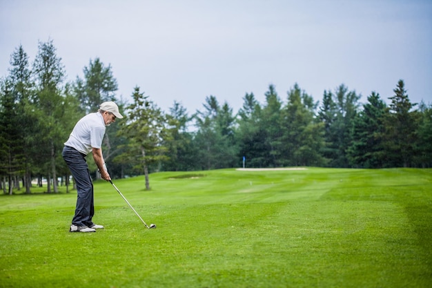 Giocatore di golf maturo su un campo da golf