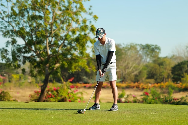 Giocatore di golf professionista sul campo da golf Pro golfista che fa un colpo