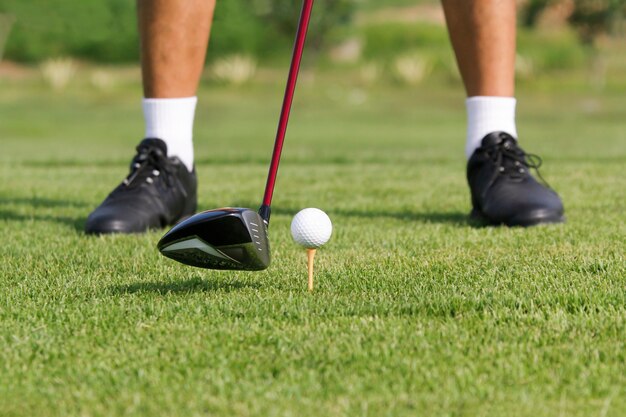 Giocatore di golf pronto per il tee off