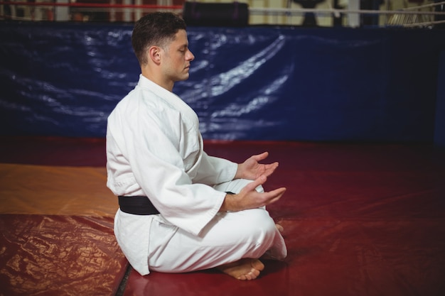 Giocatore di karate che fa yoga