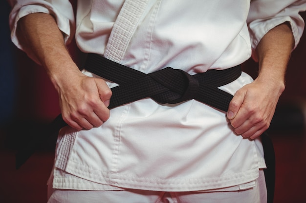Giocatore di karate in cintura nera