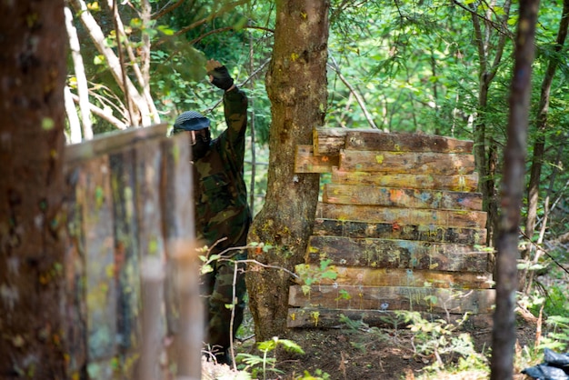 Giocatore di paintball che riposa dal gioco