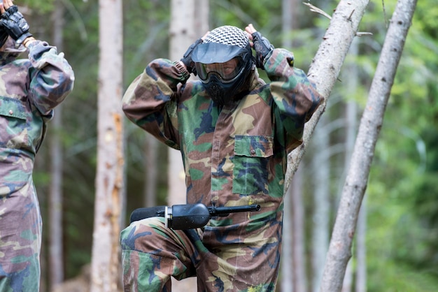 Giocatore di paintball che riposa dal gioco