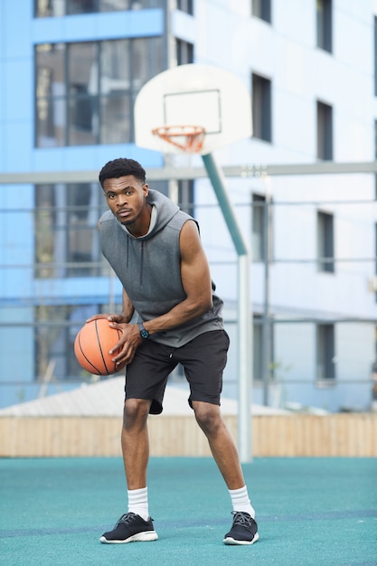 Giocatore di pallacanestro africano in tribunale