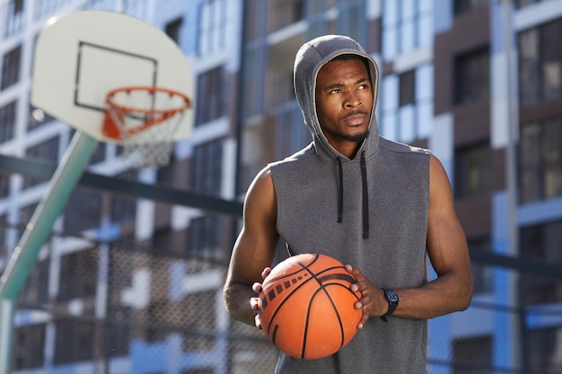 Giocatore di pallacanestro afroamericano che posa in tribunale