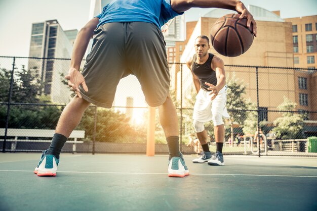 Giocatore di pallacanestro che gioca all'aperto