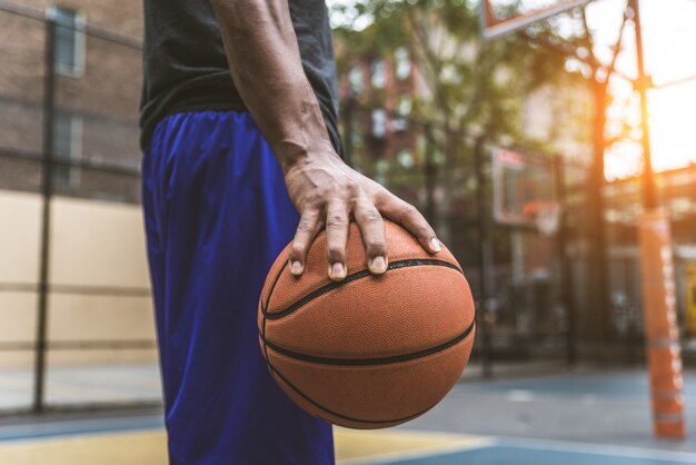 Giocatore di pallacanestro che si prepara all'aperto