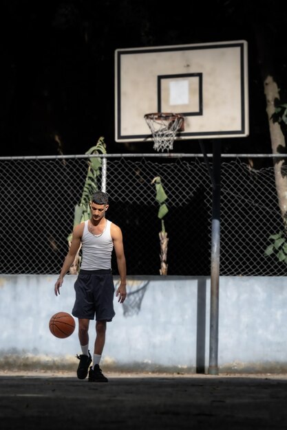 Giocatore Di Pallacanestro Con La Palla