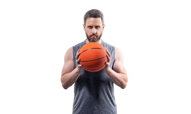 Giocatore di pallacanestro dell'uomo di sport nella foto dello studio del giocatore di pallacanestro dell'uomo di sport con la palla