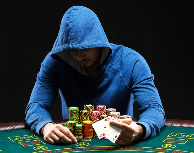 Giocatore di poker che mostra una coppia di assi