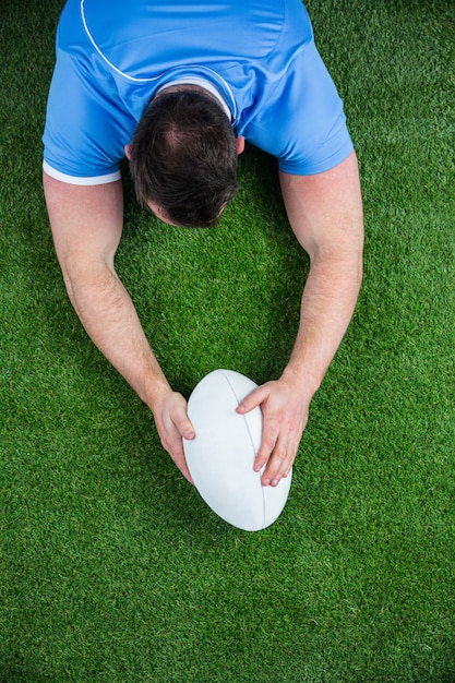 Giocatore di rugby che segna una meta