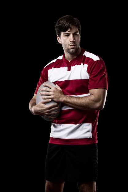 Giocatore di rugby in uniforme rossa.