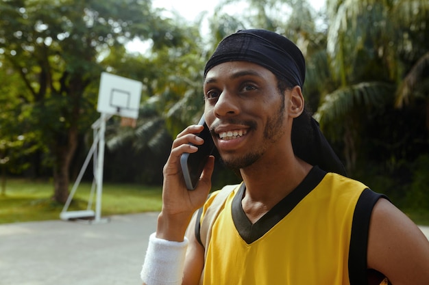 Giocatore di streetball che chiama amico