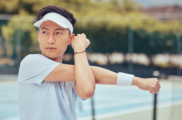 Giocatore di tennis che si allunga prima della partita sull'allenamento in campo per la competizione sportiva professionale e motivazione per le prestazioni sportive di fitness durante l'allenamento Atleta asiatico all'inizio della partita nello stadio