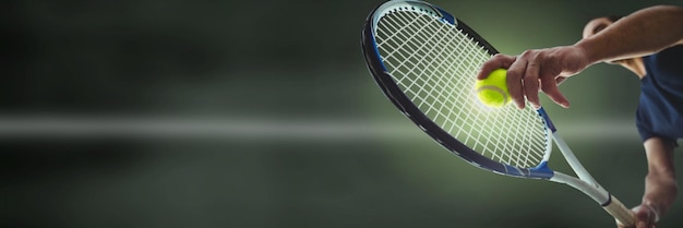 Giocatore di tennis con sfondo scuro con racchetta