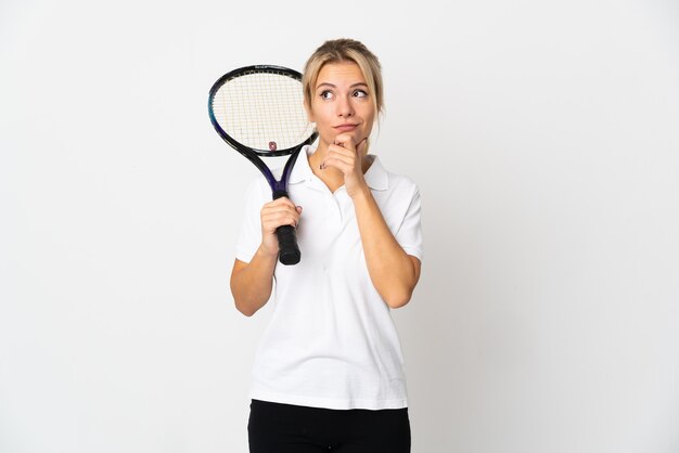 Giocatore di tennis di giovane donna russa isolato su sfondo bianco e alzando lo sguardo