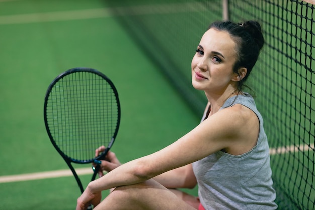 Giocatore di tennis donna che gioca allenamento con racchetta e palla a corte