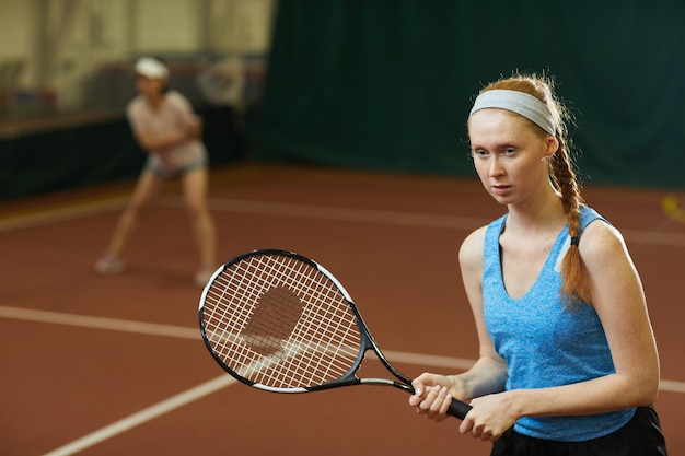 Giocatore di tennis professionista a corte