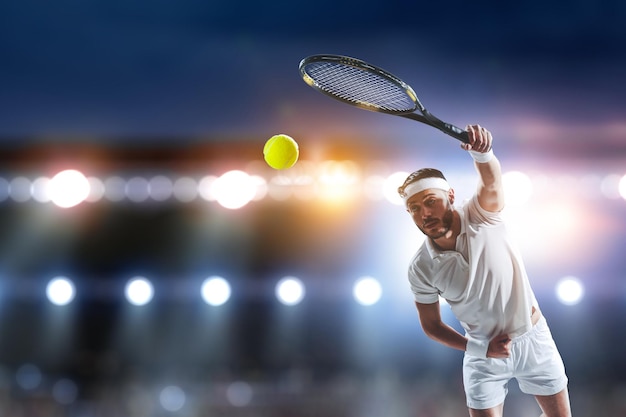 Giocatore di tennis professionista sullo stadio. Tecnica mista