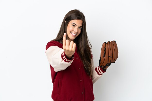 Giocatore donna brasiliana con guanto da baseball isolato su sfondo bianco facendo gesto venuta