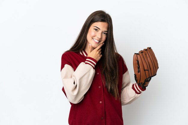 Giocatore donna brasiliana con guanto da baseball isolato su sfondo bianco felice e sorridente