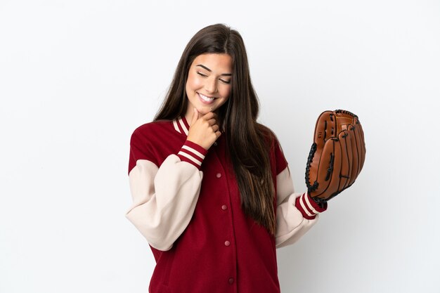 Giocatore donna brasiliana con guanto da baseball isolato su sfondo bianco guardando di lato e sorridente