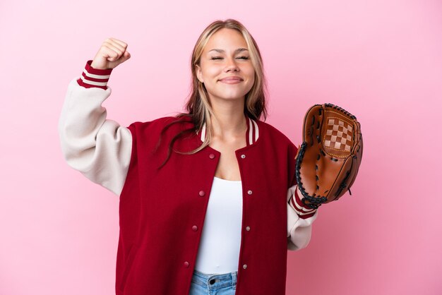 Giocatore Donna russa con guanto da baseball isolato su sfondo rosa che fa un gesto forte