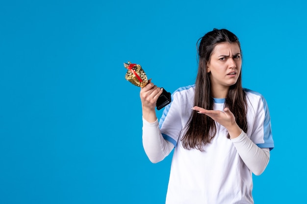 Giocatore femminile di vista frontale con il trofeo