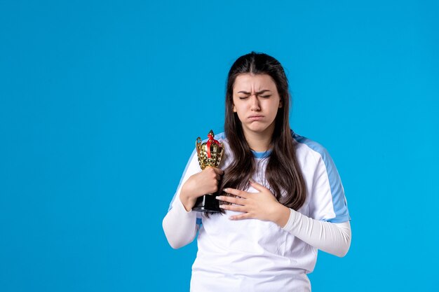 Giocatore femminile di vista frontale con il trofeo