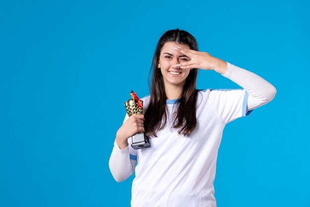 Giocatore femminile di vista frontale con il trofeo