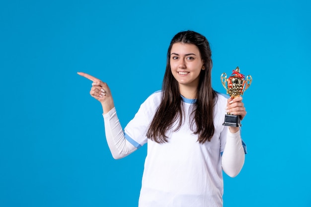 Giocatore femminile di vista frontale con la tazza