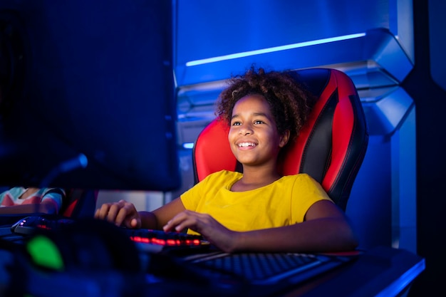Giocatore professionista della ragazza che gioca ai videogiochi sul computer