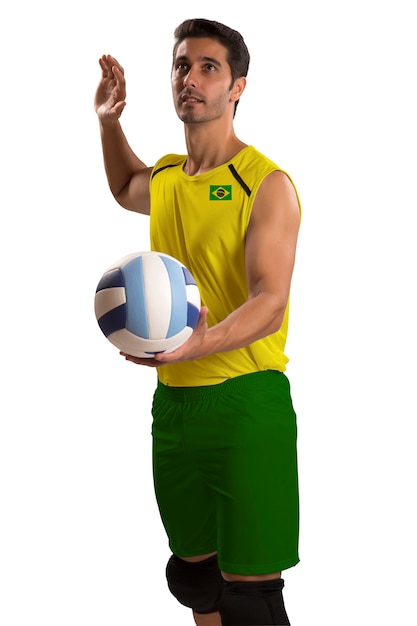 Giocatore professionista di pallavolo brasiliano con palla. Isolato su uno spazio bianco.