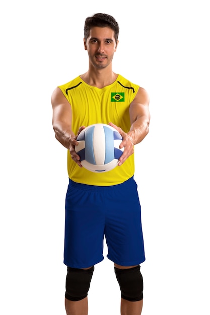 Giocatore professionista di pallavolo brasiliano con palla. Isolato su uno spazio bianco.