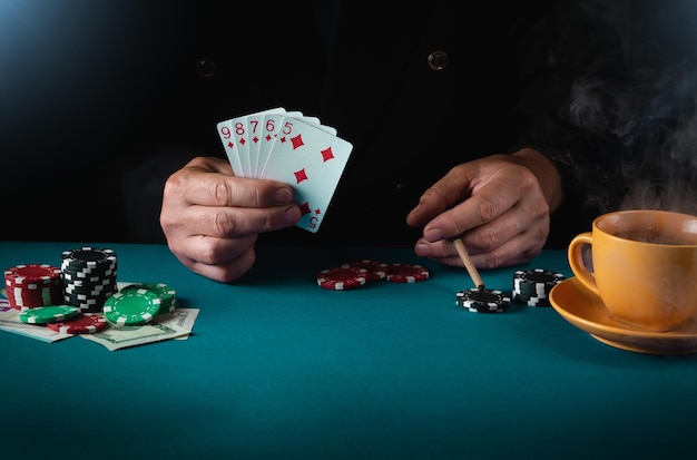 Giocatore professionista in un poker club con una combinazione di carte vincenti straight flush