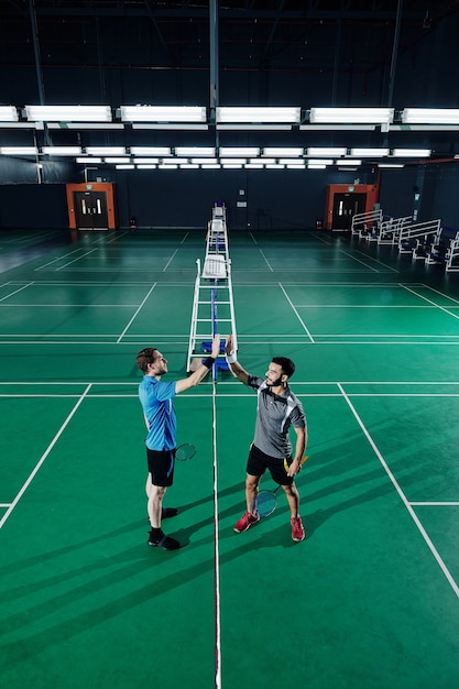 Giocatori di badminton che danno il cinque