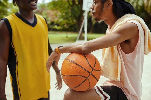 Giocatori di basket che parlano